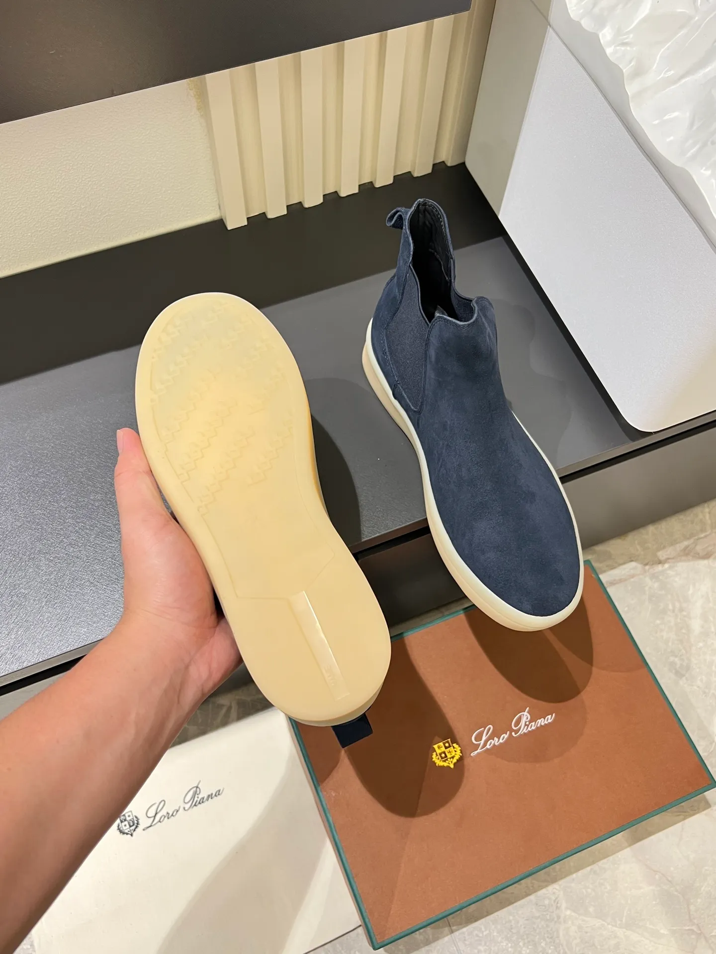p440 Loro Piana's new niche winter men's mid-top shoes are shipped! The fabric is made of mercerized cowhide imported from Italy, with a sheepskin lining, which is comfortable, breathable and not stuffy to the feet. The outsole is made of natural rubber, which is wear-resistant and non-slip! Size: 38-44 (45.46.)